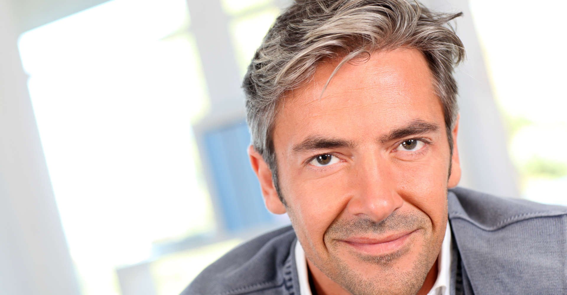 homem exibe penteado loiro platinado